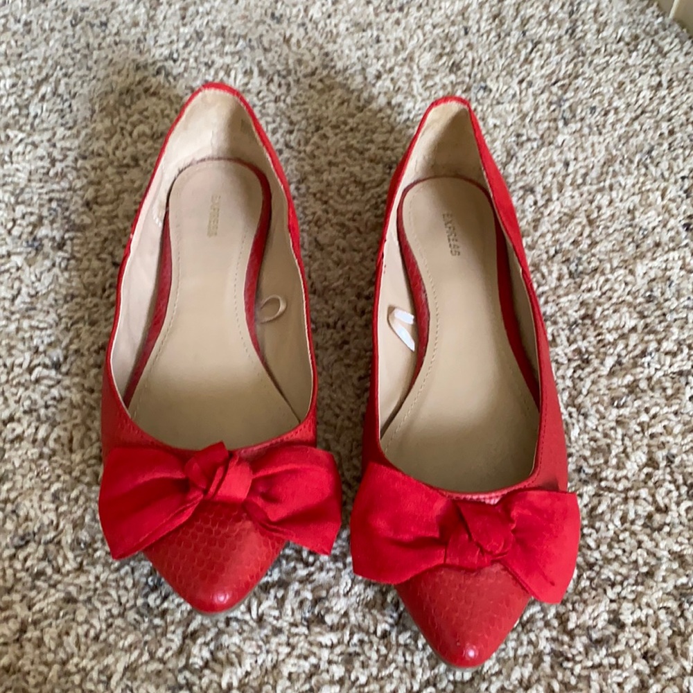 Red bow flat